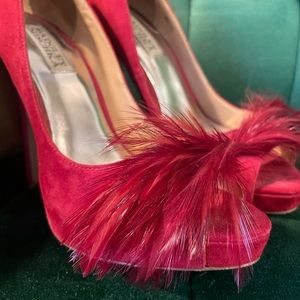 BADGLEY MISCHKA FEATHER SUEDE RED HEELS 👠 PERFECT FOR VALENTINES DAY ♥️💋❤️🌹